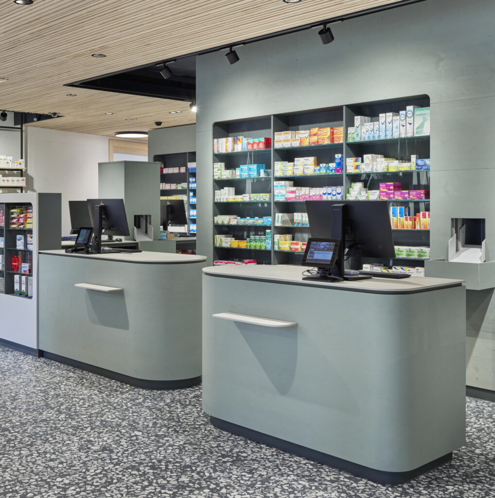 Schwarzwasser-Apotheke Ladenbau durch Global Shop Design